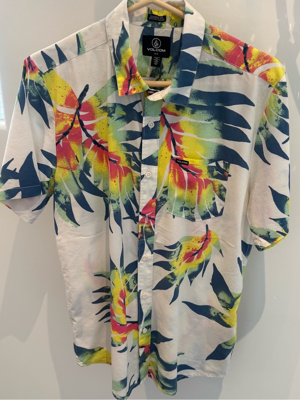 Volcom True to This. Short Sleeve shirt. Sz: M. Off White Tropical Print